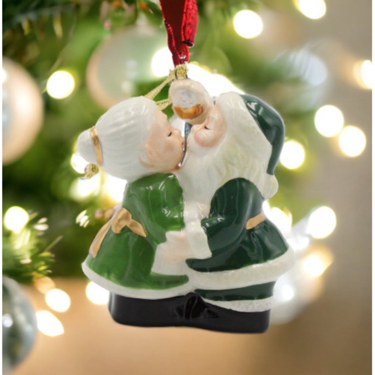 kevinsgiftshoppe Ceramic Irish Green Kissing Santa Couple Ornament, Home  Décor, Gift for Her, Gift for Mom, Kitchen Décor, Christmas Décor, Irish  Decor